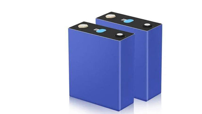 Prismatic lithium iron phosphate battery cell with high capacity and long life