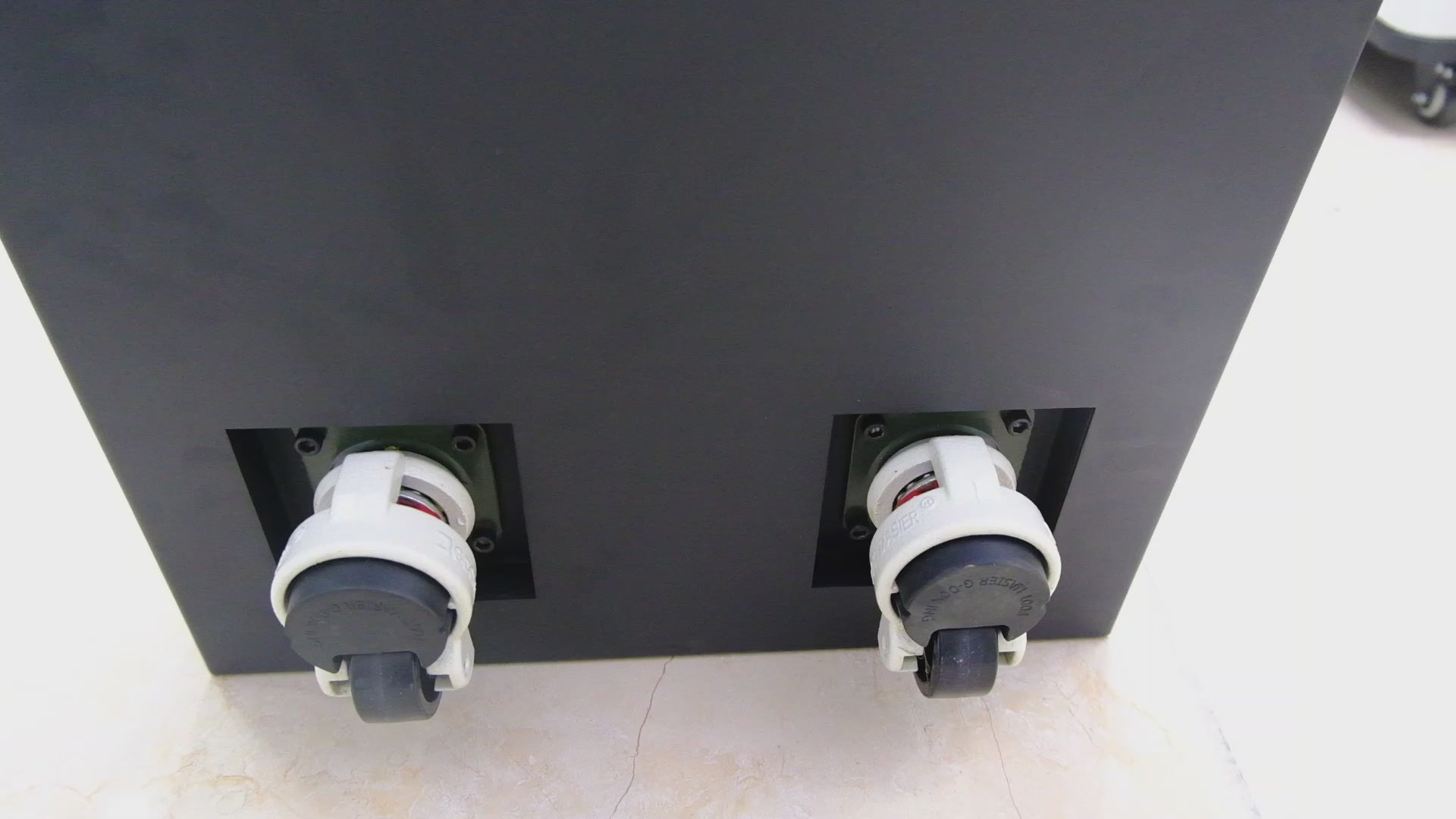 A trolley suitable for EEL 48V horizontal battery boxes, you can stack battery boxes on it for free movement